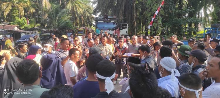 Usai di DPRD Labura, Warga Datangi PT MSJ Pulodogom Minta Pengoperasian Tungku Bakar Jankos Dihentikan