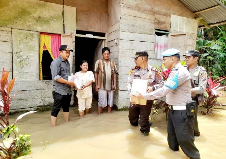 Polres Labuhanbatu Beri Sembako Kepada Warga Terdampak Banjir di Kecamatan Marbau Labuhanbatu Utara
