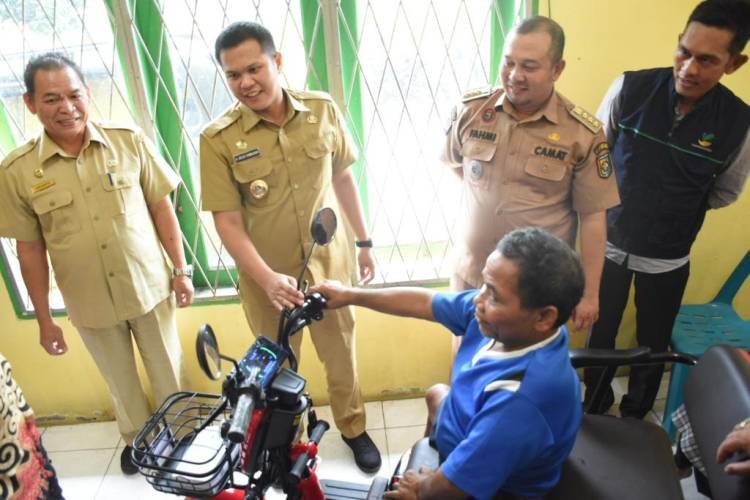 Wabup Sergai Serahkan Bantuan Atensi dari Kemensos RI Bagi Warga Disabilitas