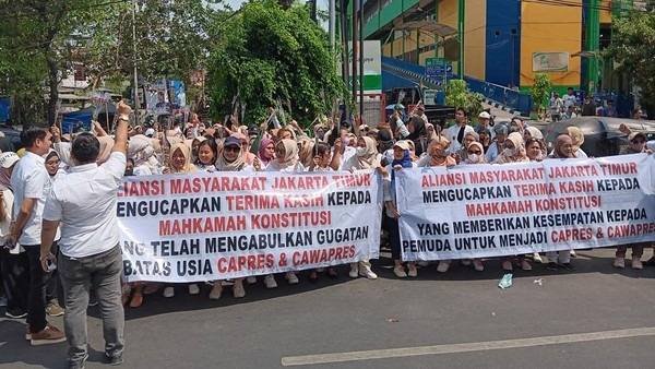 Syukuran Putusan MK, Aliansi Masyarakat Jakarta Timur Bagi-bagi Bunga Mawar