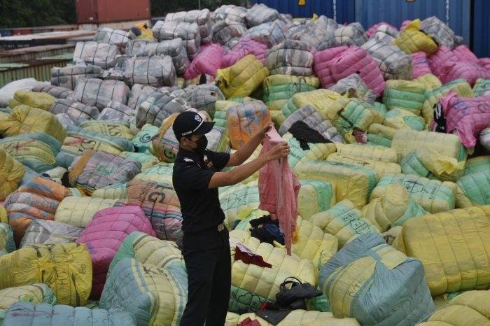 Ditpolairud Serahkan 127 Bal Pakaian Bekas Selundupan kepada BC Belawan