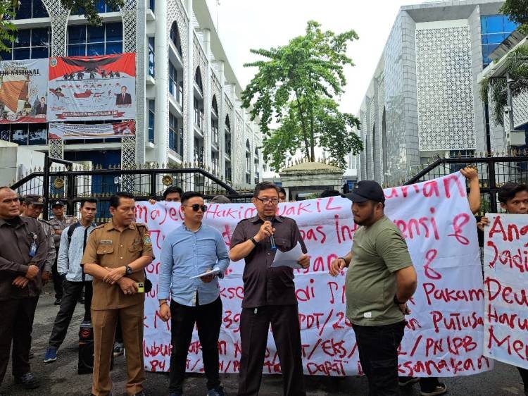Massa FMPKP Unjuk Rasa ke DPRD SU Tuntut BKD Tegur Keras Seorang Anggota Dewan