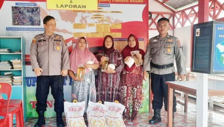 Perkenalkan Manfaat Posko Kampung Bebas dari Narkoba, Petugas Beri Bantuan Pangan di Padangbulan