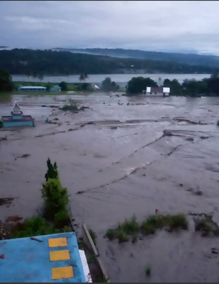 Viktor Silaen  Desak BPBD Sumut Gerak Cepat Bantu Korban Banjir Bandang di Harian Samosir