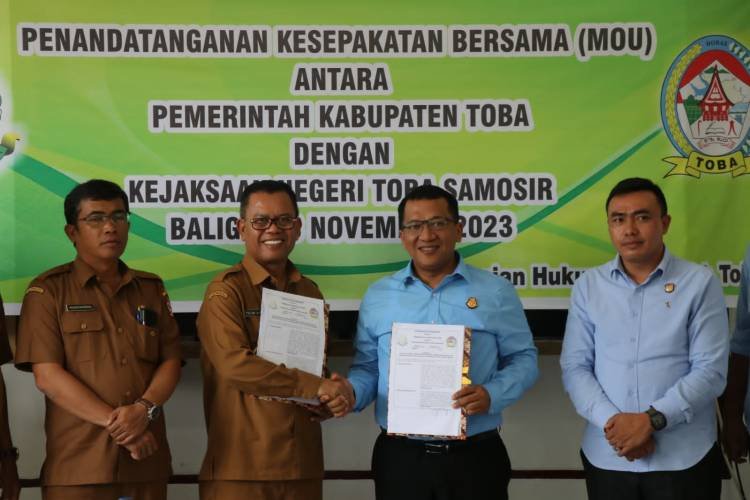Kejari Toba Samosir Bersama Pemkab Toba Teken MoU