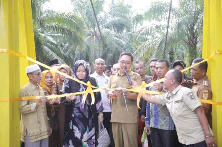 Selesai Dibangun, Bupati Resmikan Rambin di Desa Rasau Torgamba