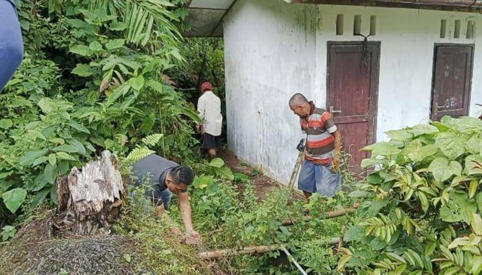 Kepala Desa Tetehosi Gotong Royong Bersama Warga Perbaiki Sumur