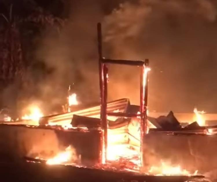 Rumah Semi Permanen Terbakar di Aek Kanopan Timur Labura