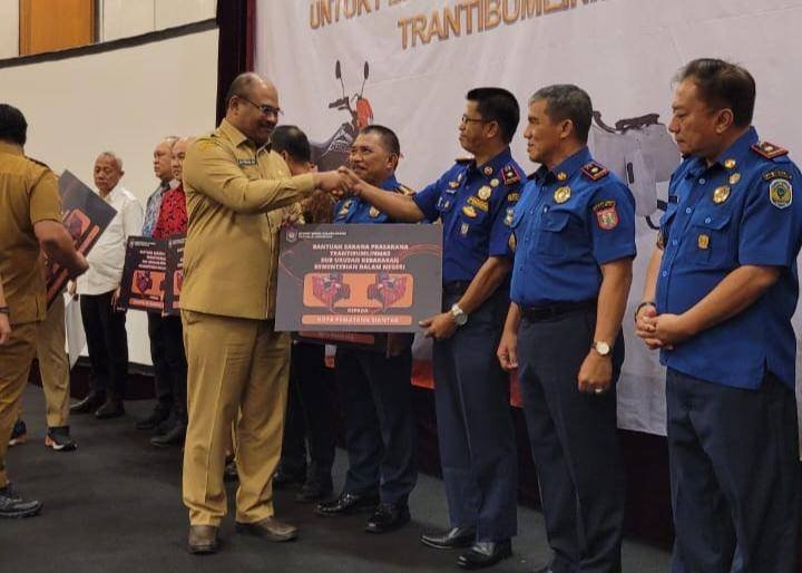 Dinas Pemadam Kebakaran dan Penyelamatan Pematangsiantar Terima Portable Fire Pump dari Kemendagri