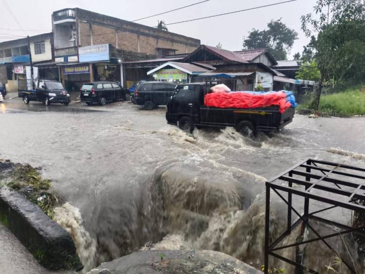 Drainase Tumpat, Air Meluap di Badan Jalan Tigabinanga