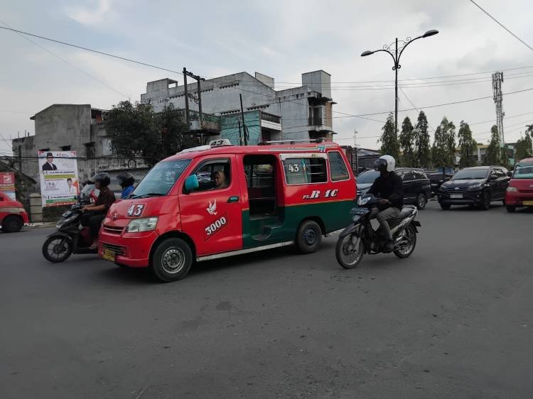 Sopir Angkot di Medan Terancam Gulung Tikar