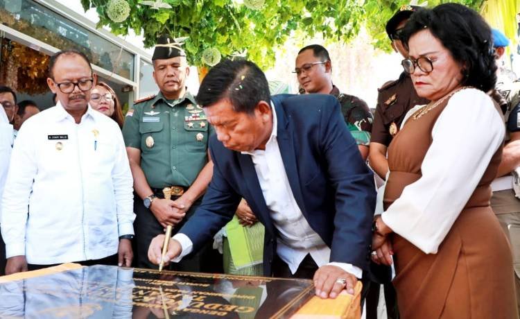 Bupati Simalungun Resmikan Kantor Camat Tapiandolok, Serahkan Kursi Roda Hingga Sertifikat Tanah