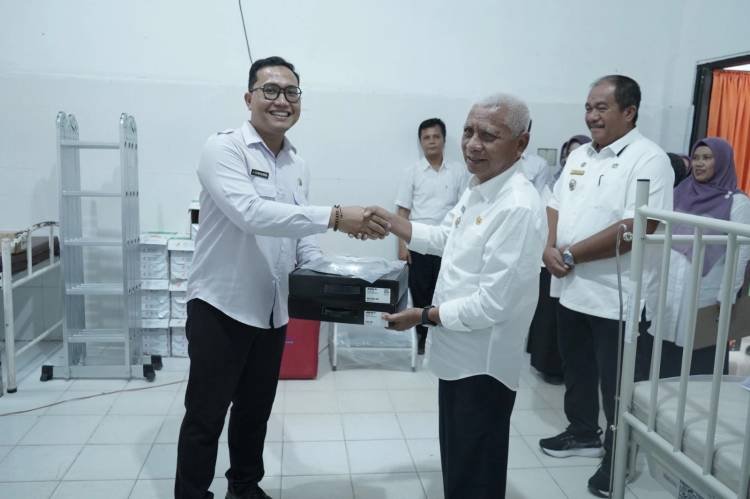 Bupati Asahan Serahkan Alkes di UPTD Puskesmas Aek Songsongan