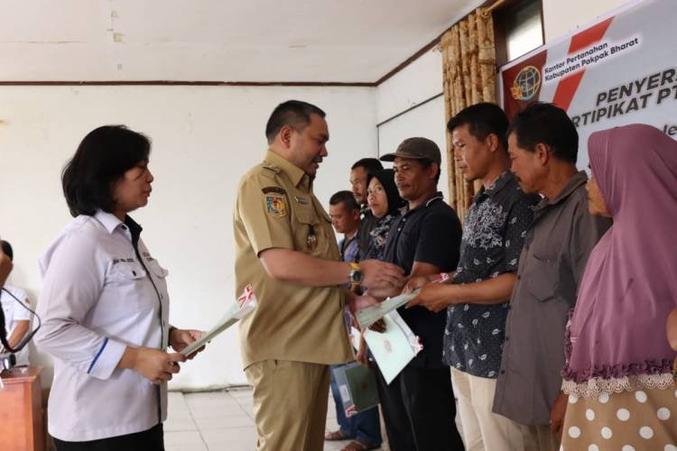 Bupati Pakpak Bharat Serahkan Puluhan Sertifikat Tanah ke Warga