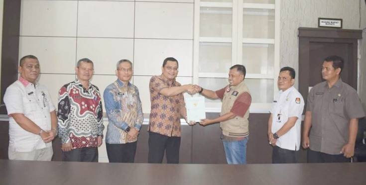 Pj Bupati Palas Serahkan Sertifikat Tanah Hibah untuk KPU