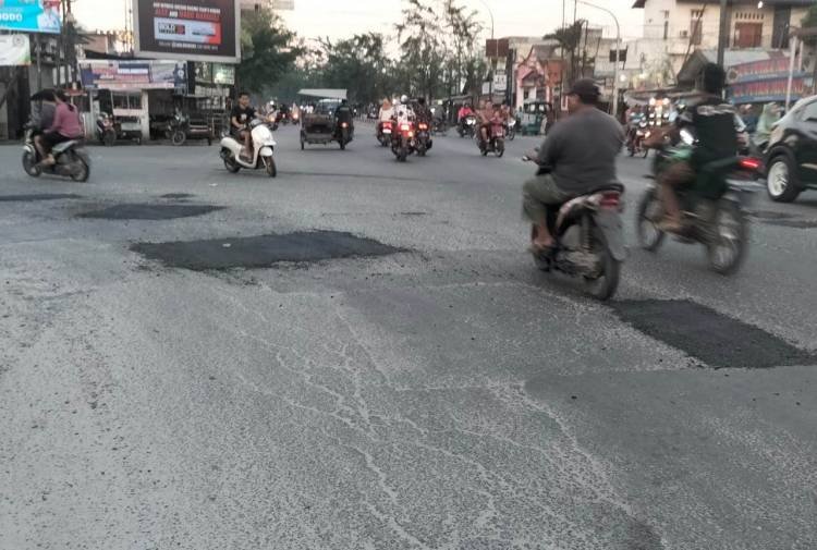 Presiden Mau ke Tanjungbalai, Sejumlah Ruas Jalan Berlubang Ditambal Sulam