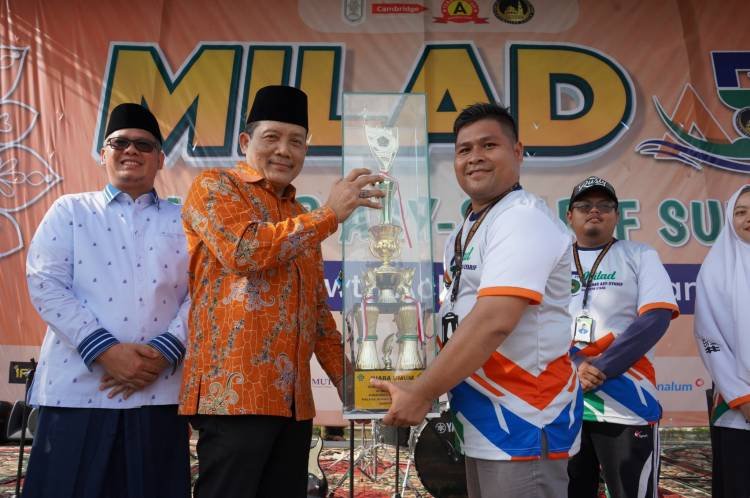 Piala Kakanwil Kemenag Sumut Diserahkan kepada Juara Umum Olimpiade Sains