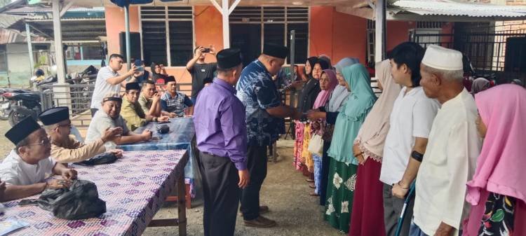 H Awaluddin Pane Bagikan Zakat kepada Janda dan Anak Yatim di Desa Tetehosi Nias