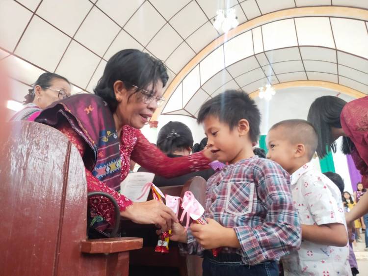 Anak Sekolah Minggu GKPS Getsemane Kampung Jawa Beri Hadiah Coklat kepada para Inang