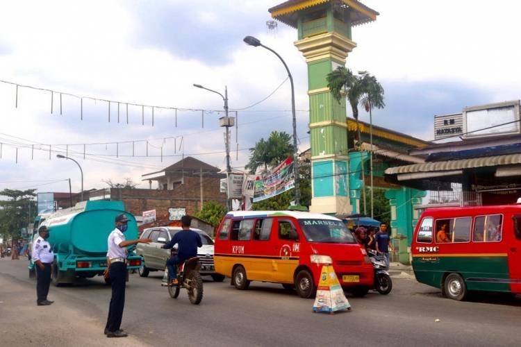 Angkutan Umum Masih Tetap Menaikkan Penumpang di Jalan Jamin Ginting