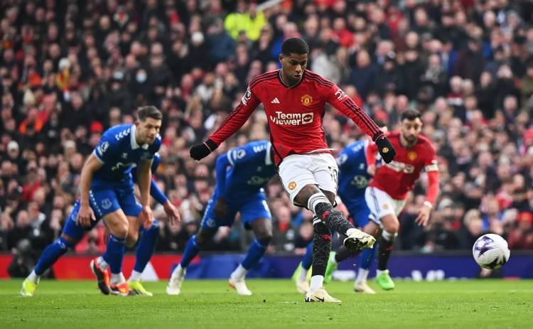 Serangan Cepat Mumpuni, MU Hajar Everton Lewat 2 Gol Penalti