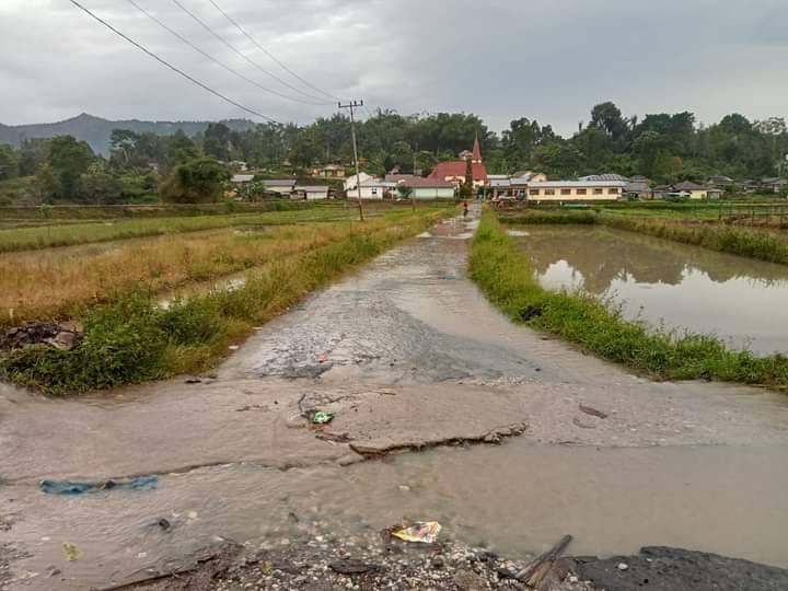 Jalan Kabupaten di Haunatas Laguboti Kupak-kapik, Warga Minta Pemkab Toba Perbaiki