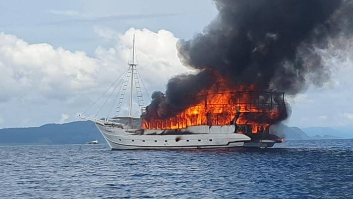 Kapal Pesiar Oceanic Terbakar di Perairan Raja Ampat, 23 Turis Dievakuasi