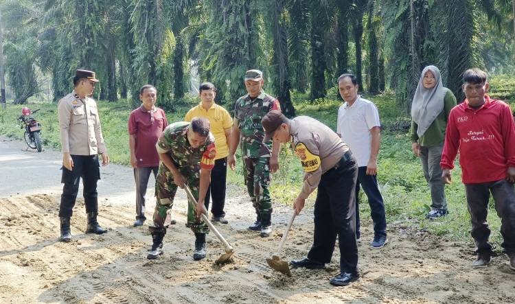 Jelang  Arus Mudik Lebaran, Polsek Kotarih Bersama Forkopimcam Gotong Royong Timbun Jalan Berlubang
