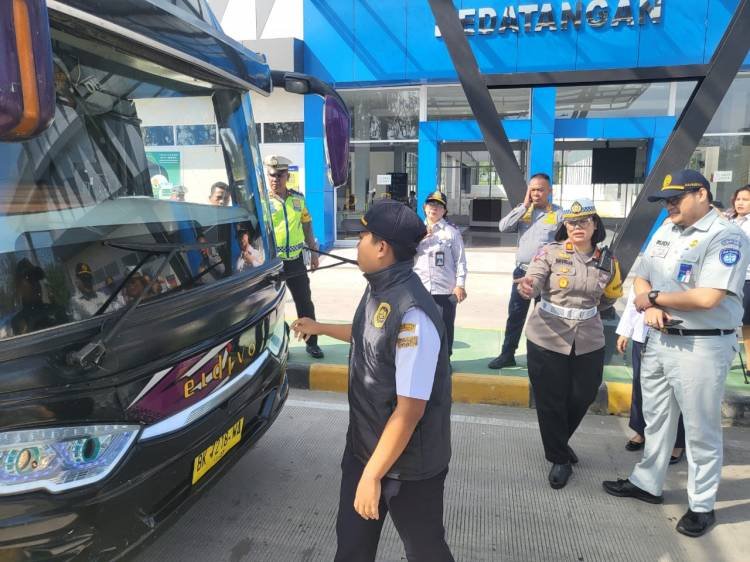 Satlantas Polres Pematangsiantar  Cek Kelayakan Angkutan Umum di Terminal Tanjung Pinggir