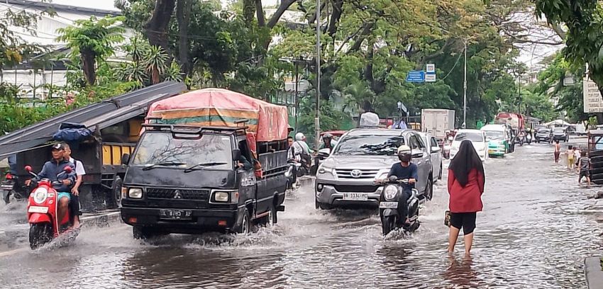 Drainase Buruk, Jalan KL Yos Sudarso Medan Deli Terendam Banjir