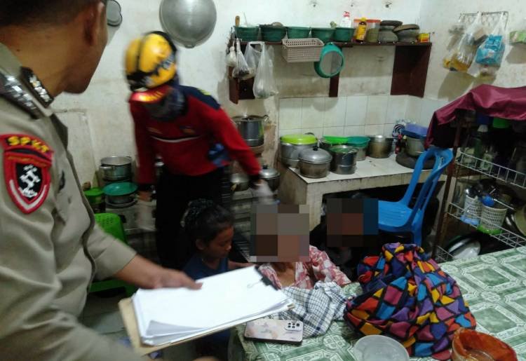 Wanita Lansia Terpeleset dan Terkunci 5 Hari di Rumahnya Diselamatkan Polisi dan Petugas Damkar