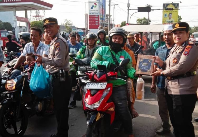 Sambut Ramadan, Polsek Siantar Utara Bagi Takjil Gratis ke Masyarakat