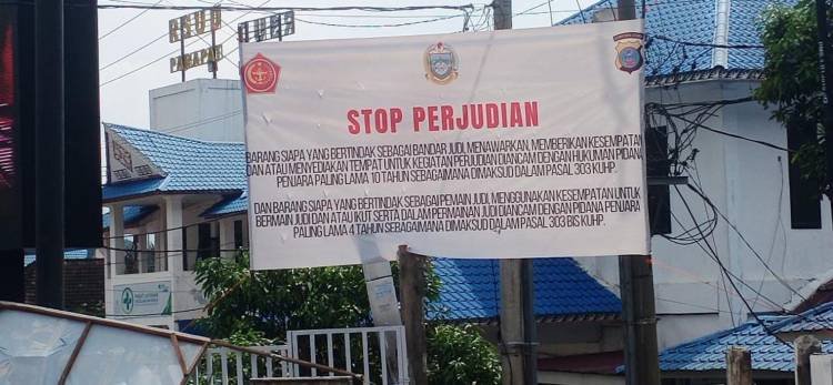 Spanduk “Stop Perjudian” Terpajang di Pintu Masuk Kota Wisata Parapat