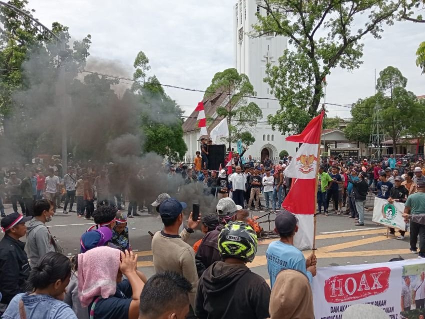 Massa KTM Bakar Keranda di Depan Kantor Gubernur Sumut