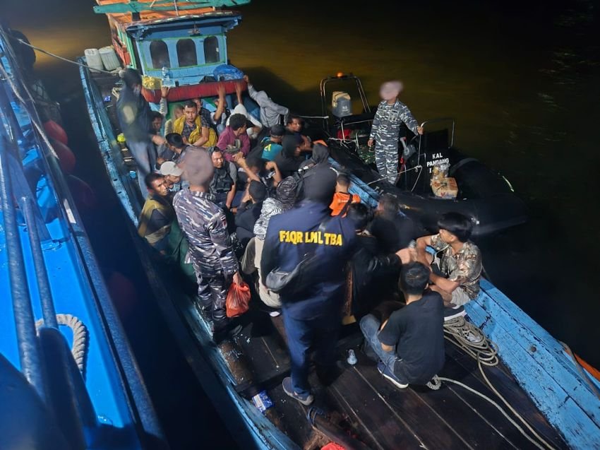 Lanal TBA bersama Imigrasi dan BC Amankan 39 PMI Ilegal