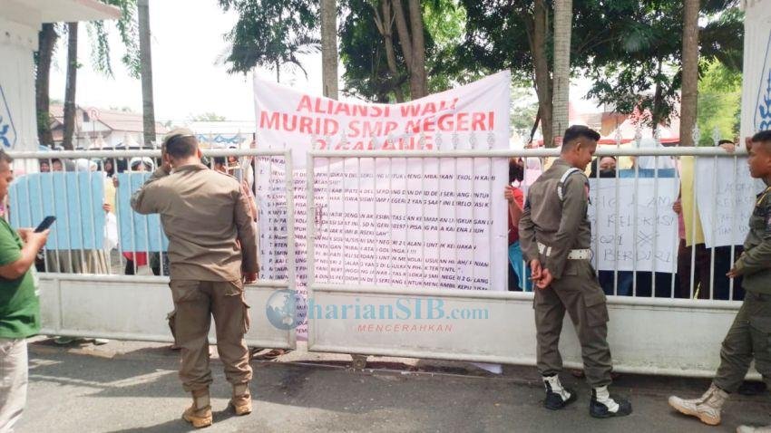Wali Murid Demo Kantor Bupati Deliserdang Tuntut Kembalikan Bangunan SMPN 2 Galang