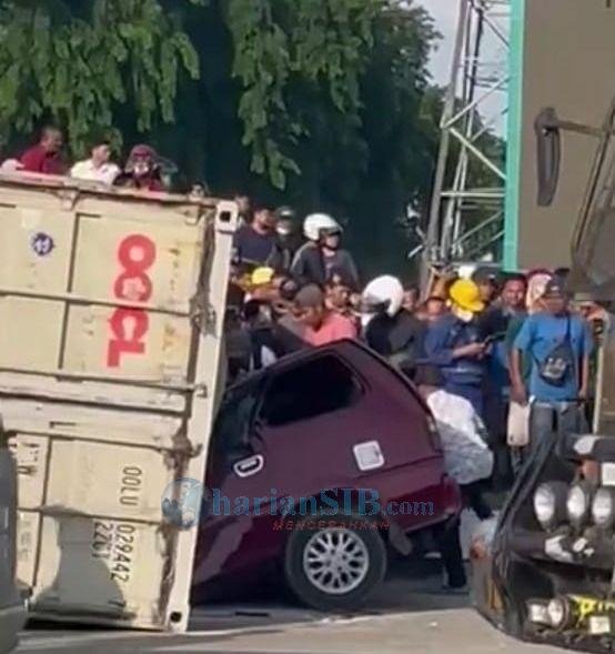 Mini Bus Ringsek Ditimpa Kontainer di Bundaran KIM 2