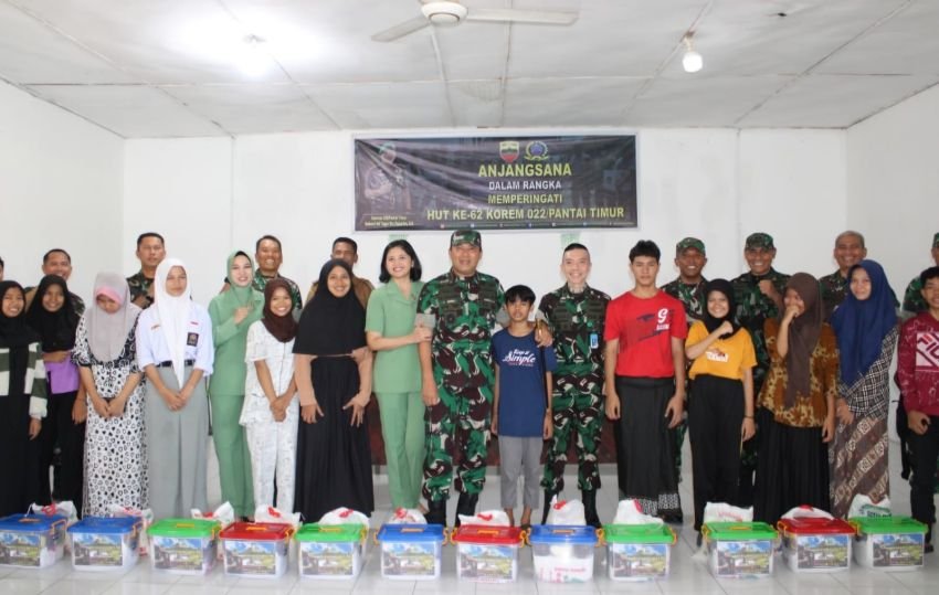 Danrem 022/PT dan Karumkit Tentara Baksos Pengobatan Gratis