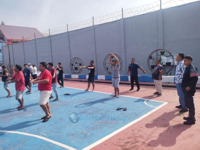 140 WBP Lapas Narkotika Kelas IIA Pematangsiantar Senam Bersama