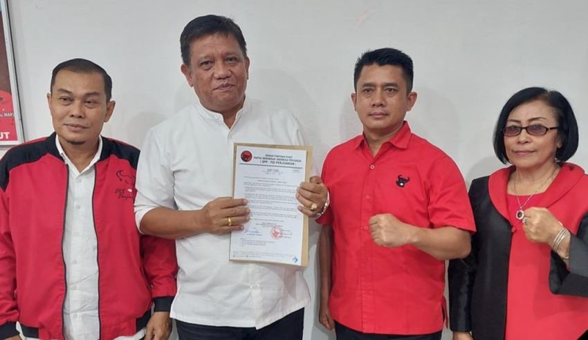 PDIP Serahkan Surat Tugas kepada Balon Bupati Simalungun Radiapoh H Sinaga