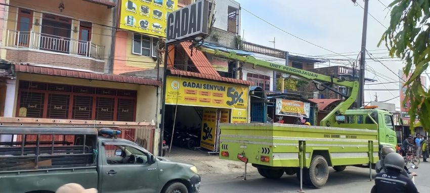 Pemko Medan Tertibkan Papan Reklame Menyalah di Jalan Jamin Ginting