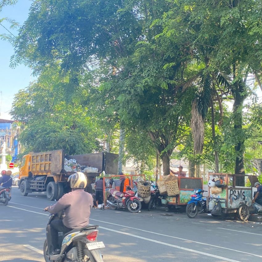 Warga Keluhkan Truk Sampah di Palang Merah: Bau Busuk dan Ganggu Lalu ...