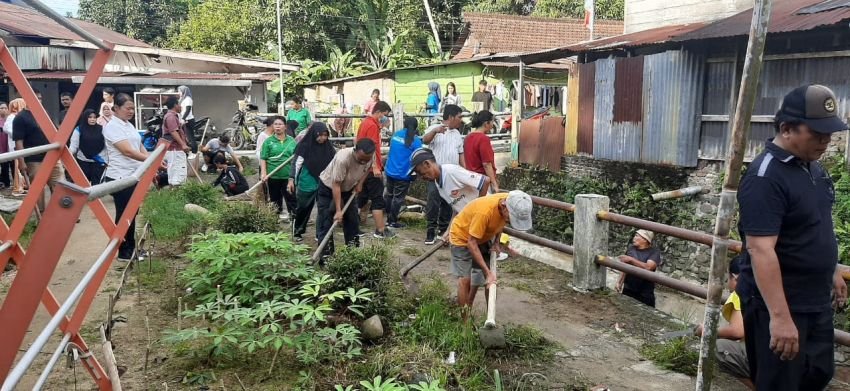 Bhabinkamtibmas Polres Sibolga Pimpin Gotong Royong di Jalan Kenanga Sibolga