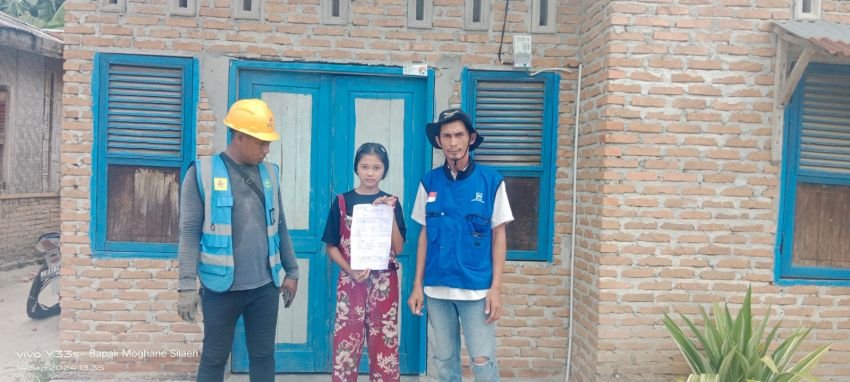 Warga Desa Tebing Tinggi Tanjung Beringin Terima Bantuan Pasang Baru Listrik Gratis