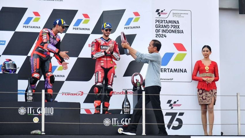 Presiden Jokowi Serahkan Trofi Pemenang Pertamina Grand Prix Indonesia 2024