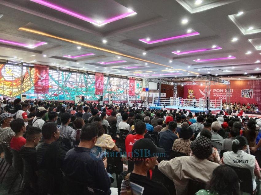 Ribuan Penonton Padati Venue Tinju PON XXI di Pematangsiantar