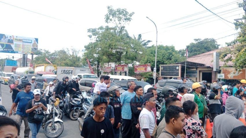 Digunakan untuk Balapan Sepeda, Ratusan Kendaraan Terpakir di Simpang Beo Jalan Yos Sudarso