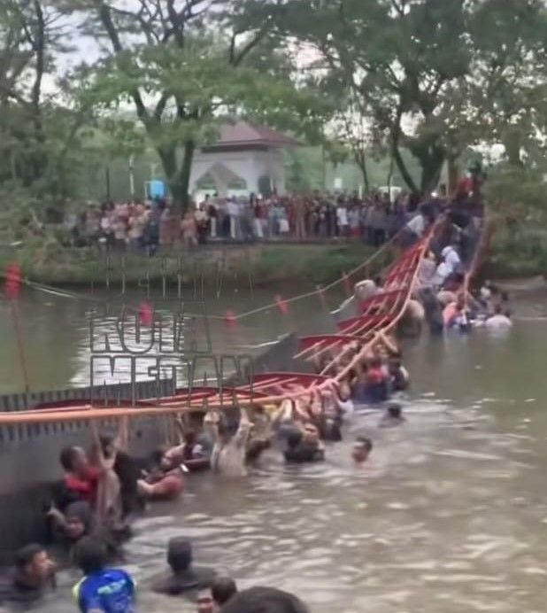 Jembatan di Taman Cadika Ambruk, Pengunjung Jatuh ke Air