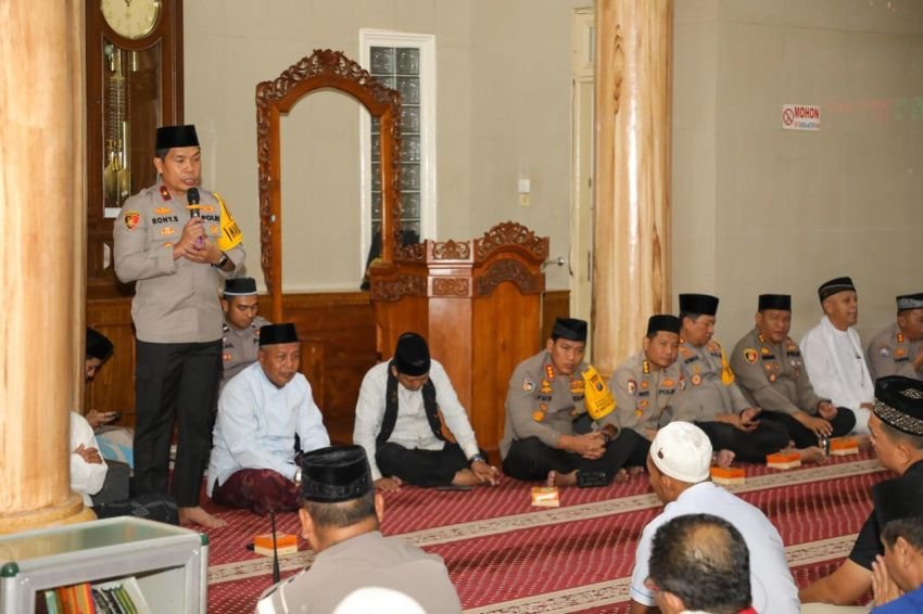 Cooling System Jelang Pilkada, Wakapolda Sumut Salat Bersama Jamaah di Masjid Al-Huda