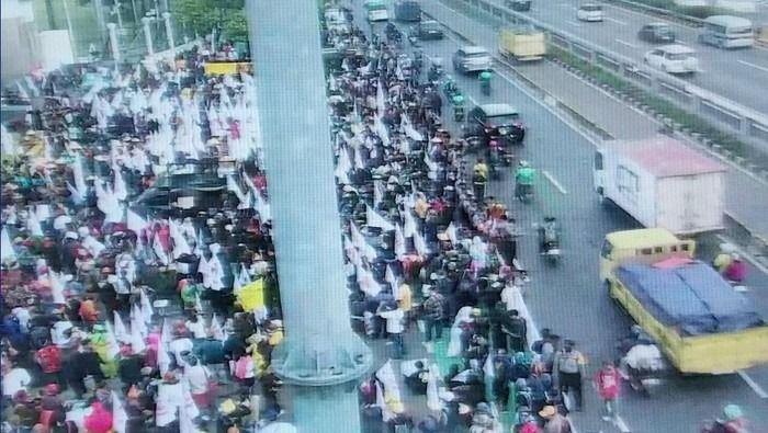 Demo di Depan DPR, Arus Lalu Lintas Menuju Slipi Macet